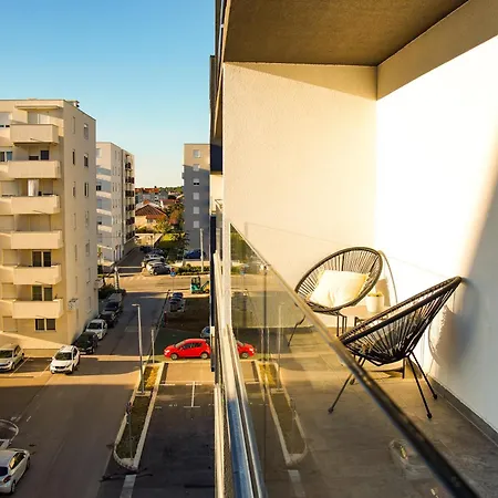 Stefani - Balcony & Free Private Garage Parking *