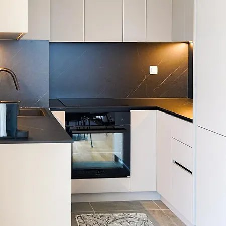 Stefani - Balcony & Free Private Garage Parking 아파트