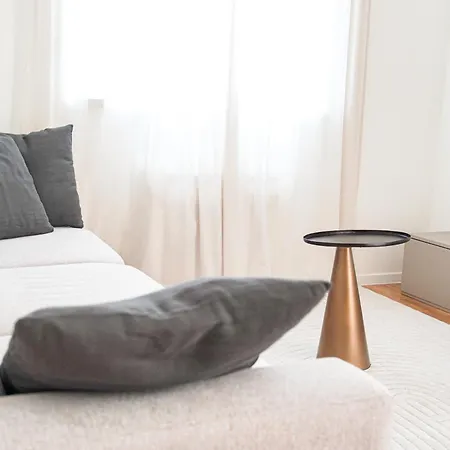 Stefani - Balcony & Free Private Garage Parking