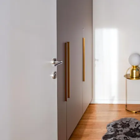 Stefani - Balcony & Free Private Garage Parking 아파트