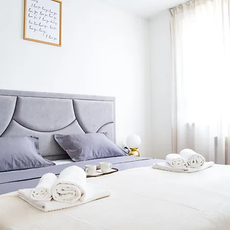 Stefani - Balcony & Free Private Garage Parking Appartement *