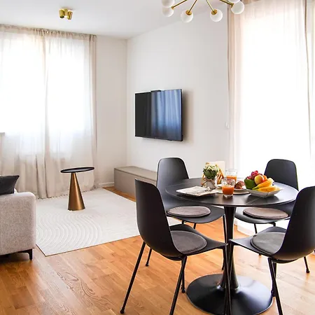 Stefani - Balcony & Free Private Garage Parking