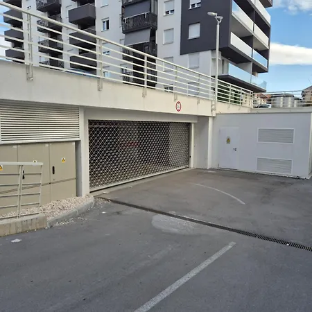 Stefani - Balcony & Free Private Garage Parking Apartament