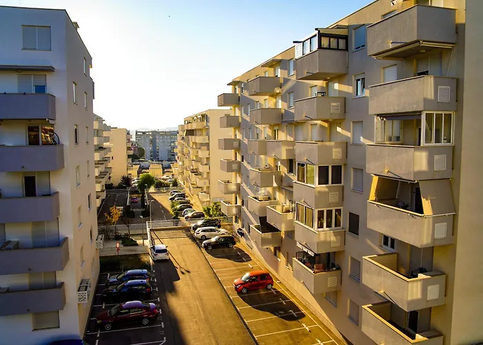 Apartman Stefani - Balcony & Free Private Garage Parking *