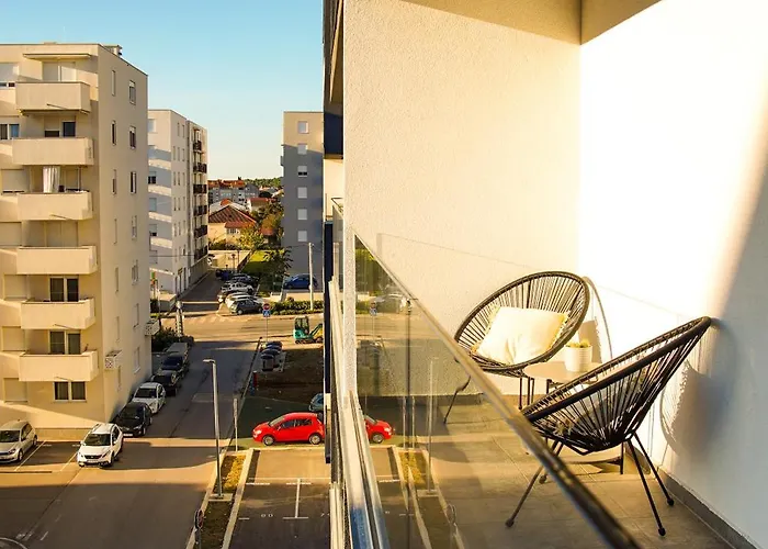 Stefani - Balcony & Free Private Garage Parking *