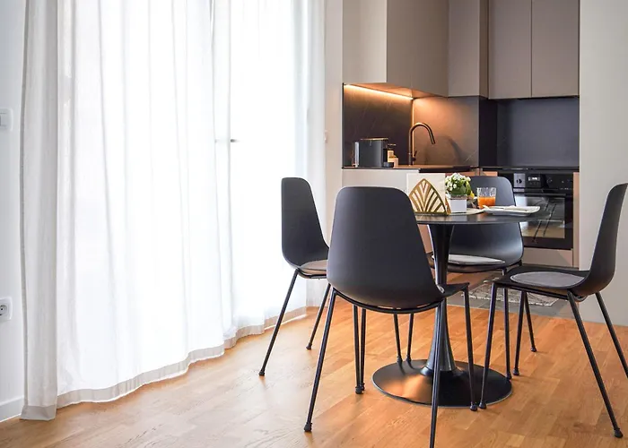 Apartman Stefani - Balcony & Free Private Garage Parking