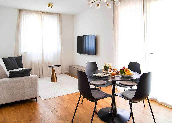 Stefani - Balcony & Free Private Garage Parking