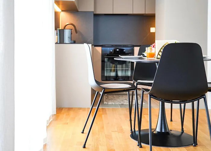 Stefani - Balcony & Free Private Garage Parking *