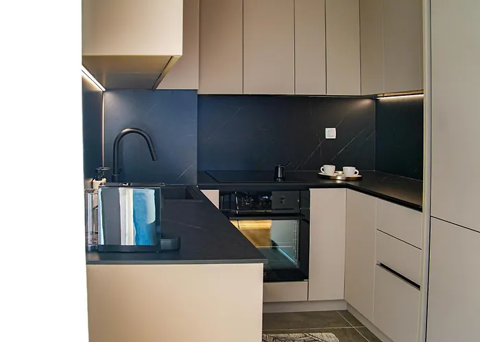 Stefani - Balcony & Free Private Garage Parking *