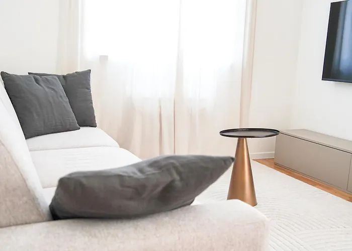 Stefani - Balcony & Free Private Garage Parking