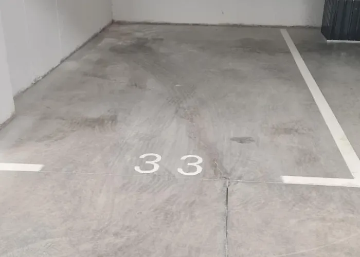 Stefani - Balcony & Free Private Garage Parking