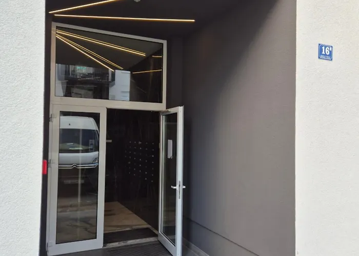 Apartman Stefani - Balcony & Free Private Garage Parking *