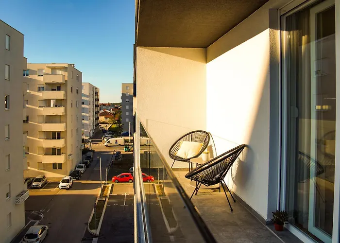 Apartman Stefani - Balcony & Free Private Garage Parking *